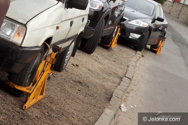 JELENIA GÓRA: Blokady na Jeleniej. Tuż przy parkingu