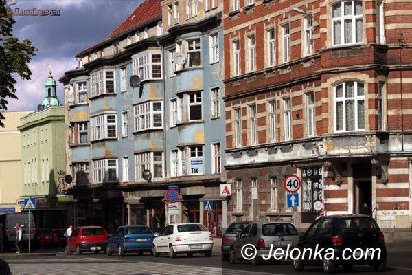 JELENIA GÓRA: Jak tu żyć bez czterech kółek?