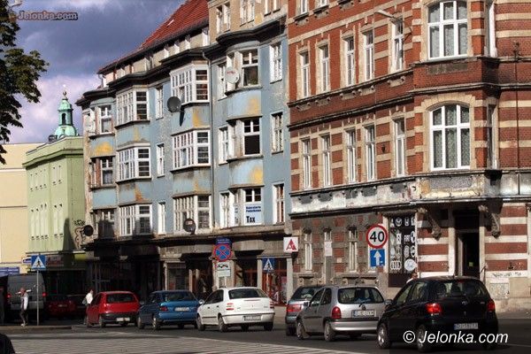 JELENIA GÓRA: Jak tu żyć bez czterech kółek?
