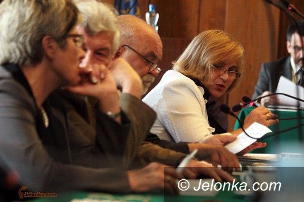 JELENIA GÓRA: Sesja po burzy politycznej