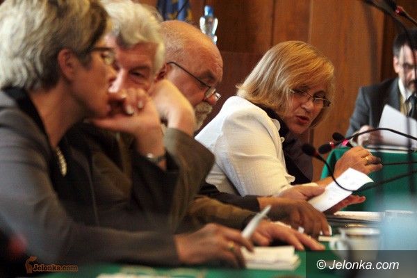 JELENIA GÓRA: Sesja po burzy politycznej
