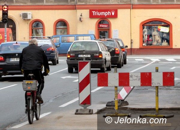 JELENIA GÓRA: Wąskie gardło na ul. Wolności. Przez dziurę