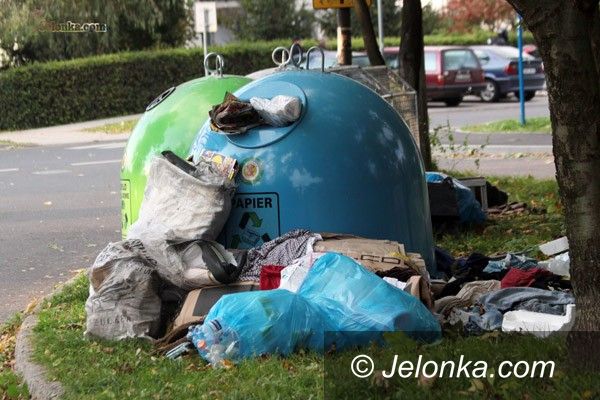 JELENIA GÓRA: Ale śmietnik! Przy śmietniku