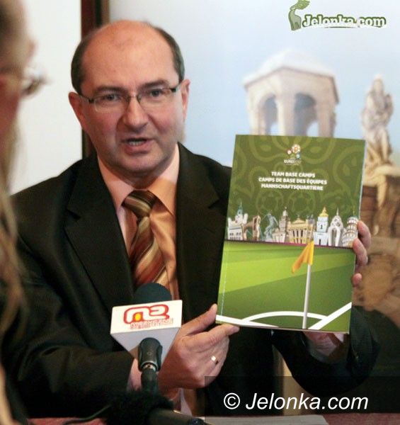 Jelenia Góra: Prezydent zaprezentował katalog UEFA
