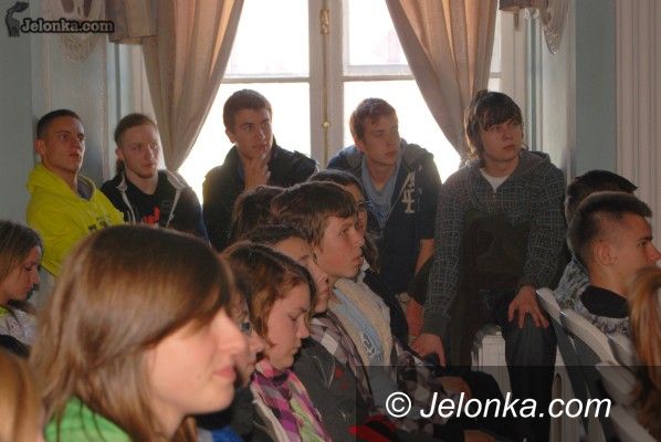 JELENIA GÓRA: Bolesny upadek po narkotykowym odlocie
