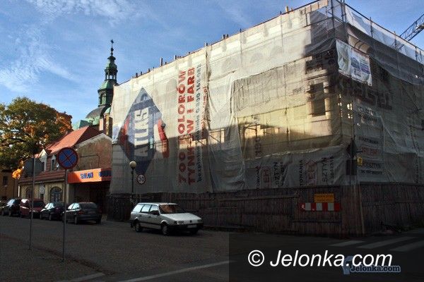 JELENIA GÓRA: Rośnie kamienica przed Kościołem Łaski