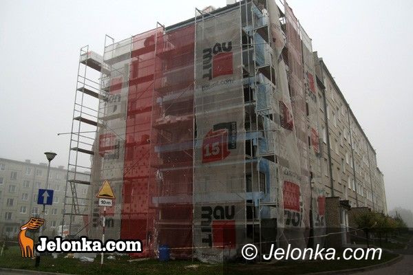 JELENIA GÓRA: Biegali po dachu. Cud, że nie spadli