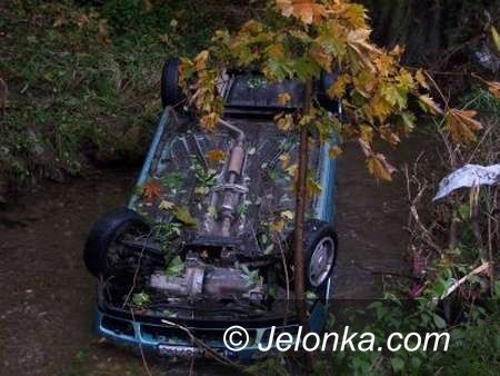 JELENIA GÓRA: Auto dachowało, policjant ratował