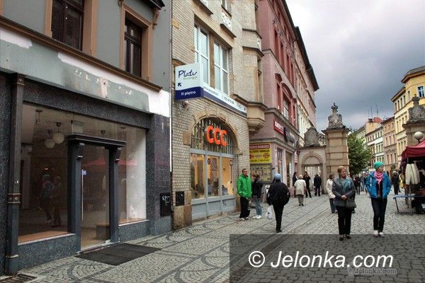 JELENIA GÓRA: Plajta za plajtą na śródmiejskim trakcie