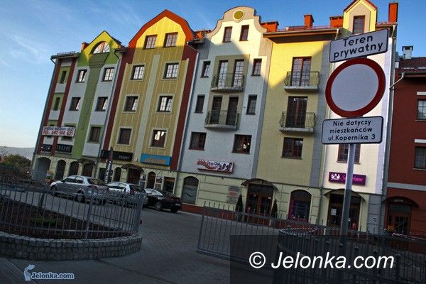 JELENIA GÓRA: Na Kopernika skwerek z parkingiem