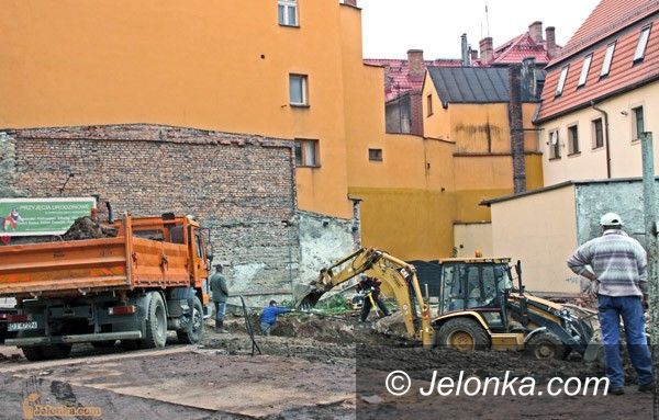 JELENIA GÓRA: Zamiast „pijackiego” skwerku – kamieniczka