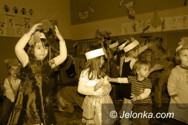 JELENIA GÓRA: Mali akademicy w jesiennych nastrojach