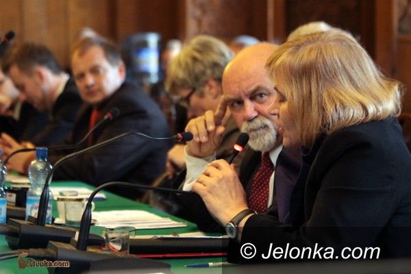 JELENIA GÓRA: Gorący koniec sesji: umowy kupieckie w zawieszeniu