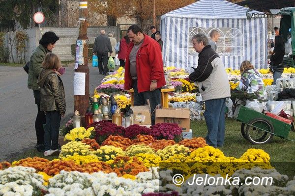 JELENIA GÓRA: Pogoda sprzyja odwiedzinom nekropolii