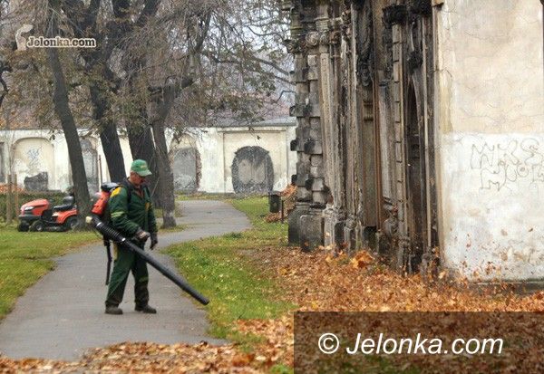 JELENIA GÓRA: Jesienne porządki w parku przy Kościele Łaski