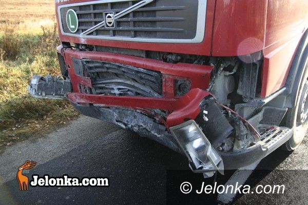 JELENIA GÓRA: Wjechała pod ciężarówkę i zmarła w szpitalu. Oślepiło ją słońce?