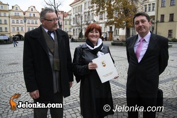 JELENIA GÓRA: Trzyletnie umowy z kupcami podpisane