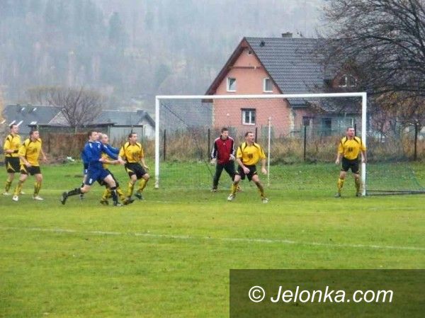 Jeżów Sudecki: Zwycięski Lotnik, okręgówka na półmetku