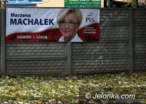 JELENIA GÓRA: Wybory za niespełna dwa tygodnie. Uśmiech z plakatów