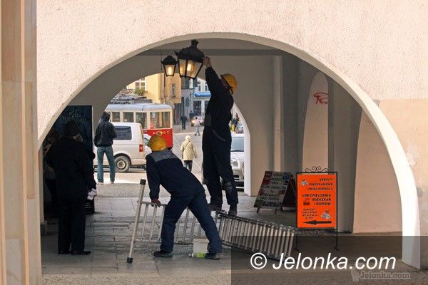 JELENIA GÓRA: Rynek za dnia rozjaśniony
