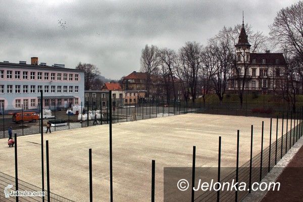 JELENIA GÓRA: Wyścig z czasem. Budują „Orlika” przy SP nr 13