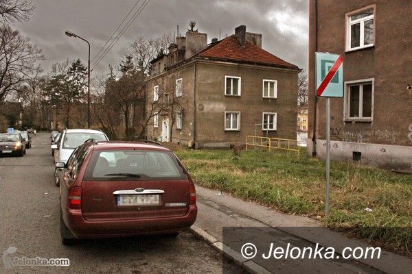 JELENIA GÓRA: Parkują na chodnikach. Byle dalej od parkomatów!