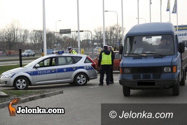 JELENIA GÓRA: Z parkingu Castoramy po potrąceniu trafił do szpitala