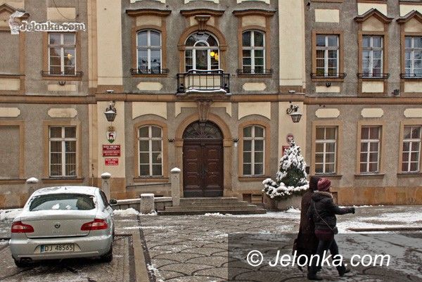 JELENIA GÓRA: Otwarty magistrat. Bez tłumów w ratuszu