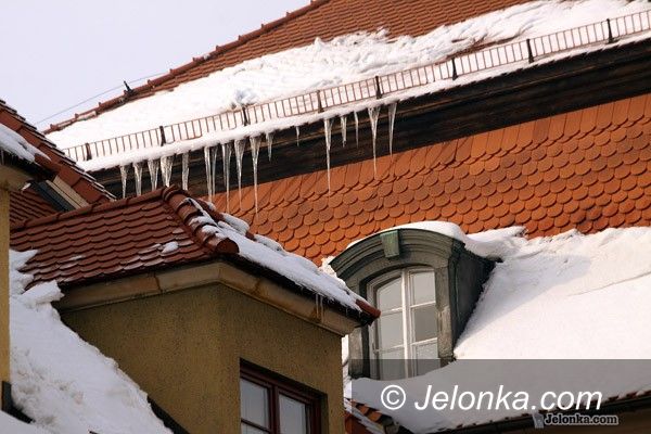 JELENIA GÓRA: Odwilż. „Bombardowanie” śniegiem i soplami