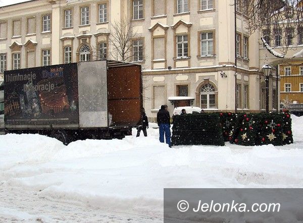 JELENIA GÓRA: Choinka w Rynku z drobnym poślizgiem