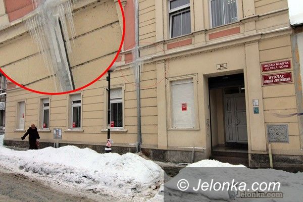 JELENIA GÓRA: Sople i nawisy śniegu znów groźne!