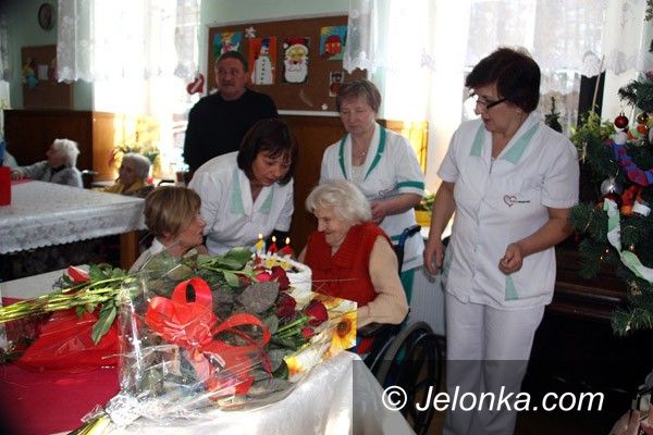 SZKLARSKA PORĘBA: Sto trzy świeczki na urodzinowym torcie