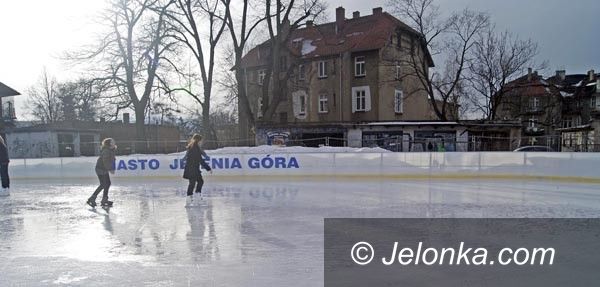 JELENIA GÓRA: Lodowisko i odwilż. Ślizgi w kałużach