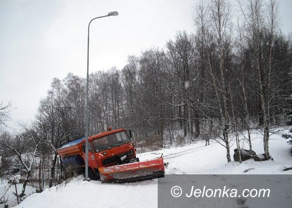 JELENIA GÓRA: Na ulicach – lodowisko! Pług w rowie