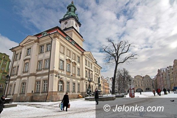 JELENIA GÓRA: Szaleją nie tylko przy ratuszu. Małpi rozum po alkoholu