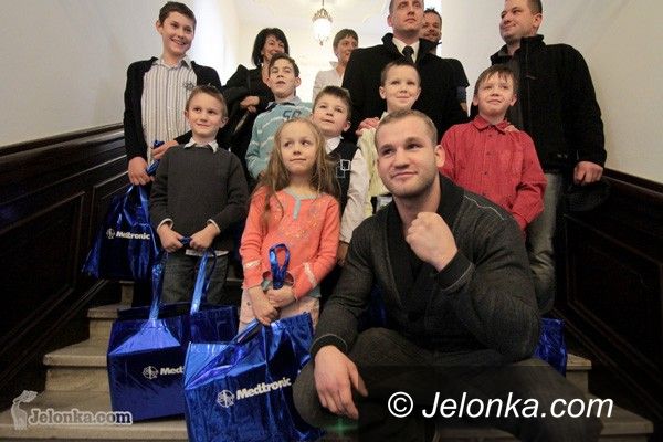 JELENIA GÓRA: Insulinowe pompy chorym dzieciom. Gest boksera