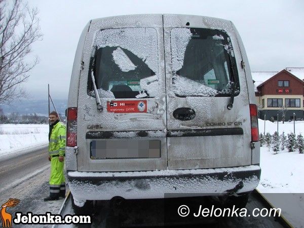 JELENIA GÓRA: Dachowanie przy „Chacie za Wsią”. Przez różnicę poziomów jezdni