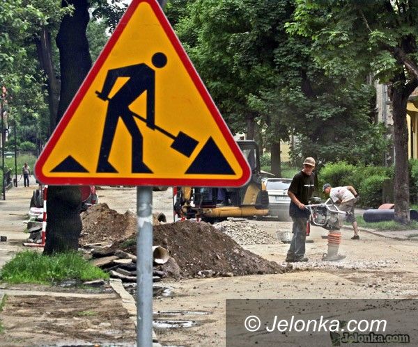 JELENIA GÓRA: Ulica Wyczółkowskiego. Nowa nawierzchnia ze znakiem zapytania