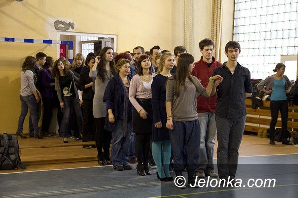 JELENIA GÓRA: Maturzyści z „Norwida” zatańczą w Brunowie