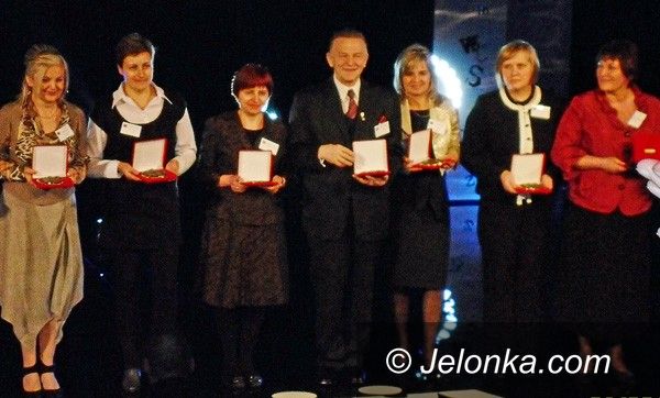 JELENIA GÓRA WARSZAWA: „Lekarz” dziecięcych dusz odebrał dyplom uznania