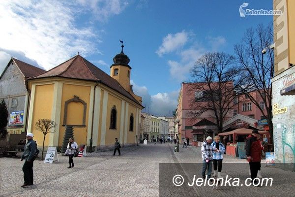 JELENIA GÓRA: Wyrywali ławki i kładli się pod jadące auta