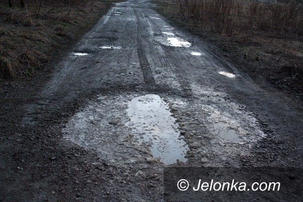 JELENIA GÓRA: Życie z dziurami i w błocie. Marne szanse na remont drogi
