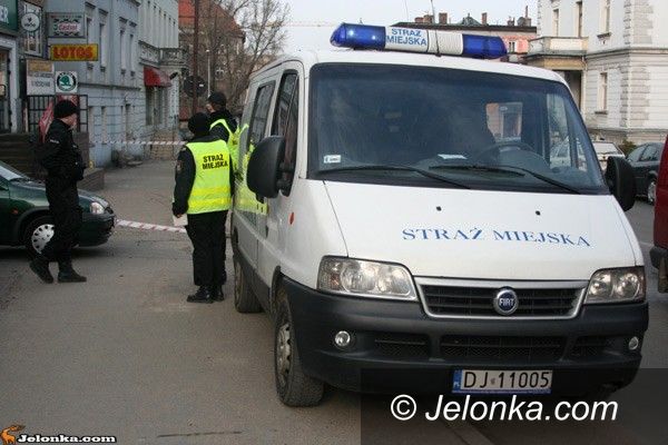 JELENIA GÓRA: Runął beton na chodnik. Naprzeciw magistratu