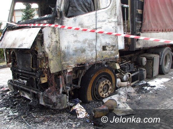 JELENIA GÓRA: Płonęły dwie ciężarówki. Pożar od nagrzewnicy?