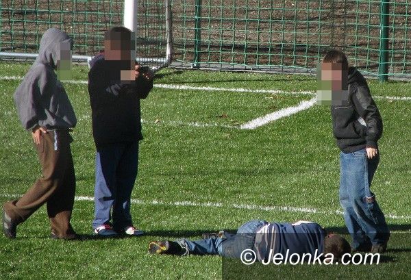 JELENIA GÓRA: W czasie ferii dzieci się nudzą. „Niewinne” ustawki na boisku