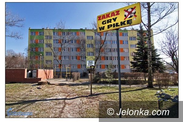 JELENIA GÓRA: „Przyjazne” podwórko. Zakaz na zakazie