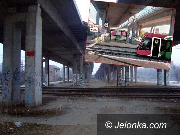 JELENIA GÓRA: Przez tory po mandat. Pod estakadą