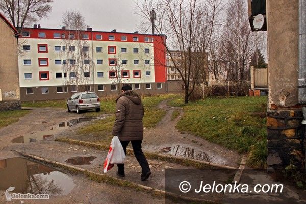 JELENIA GÓRA: Budynek socjalny zasiedlony w kwietniu. Przez zimę – pusty