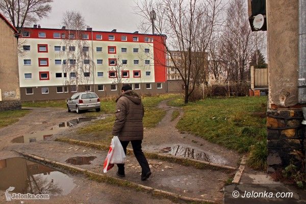JELENIA GÓRA: Budynek socjalny zasiedlony w kwietniu. Przez zimę – pusty