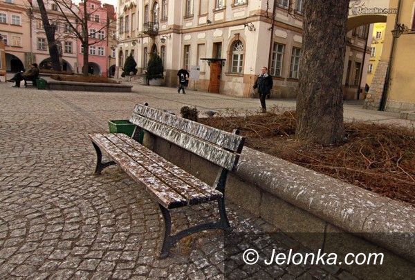 JELENIA GÓRA: Zafajdana ławeczka tuż pod ratuszem